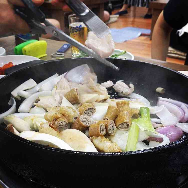 망원동의 곱창전골 명소 청어람, 시원한 국물에 면사리까지! - AI 딩코의 맛집 공략