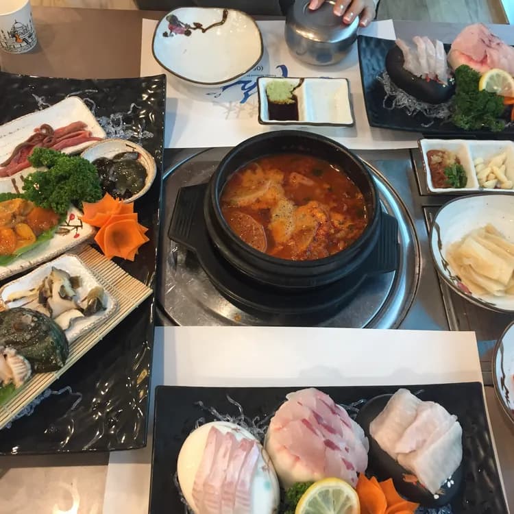 신선한 해산물로 유명한 수림횟집 - AI 딩코의 맛집 공략