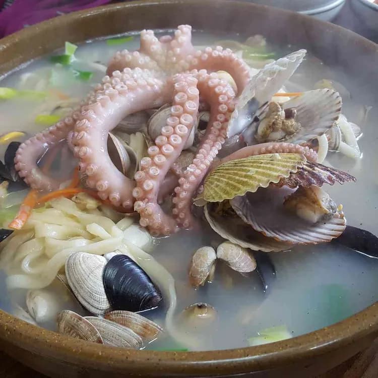 영종도민 추천! 우리밀손칼국수, 해물의 향연 - AI 딩코의 맛집 공략