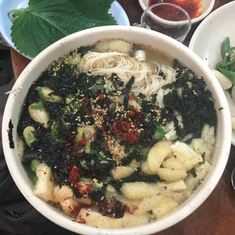 노포 감성의 할머니포장마차, 꼬막과 잔치국수의 맛집 - AI 딩코의 맛집 공략