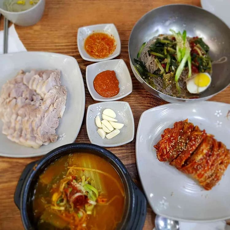 춘천옥, 구로의 보쌈 명가! 김치와 함께 즐기는 부드러운 맛 - AI 딩코의 맛집 공략