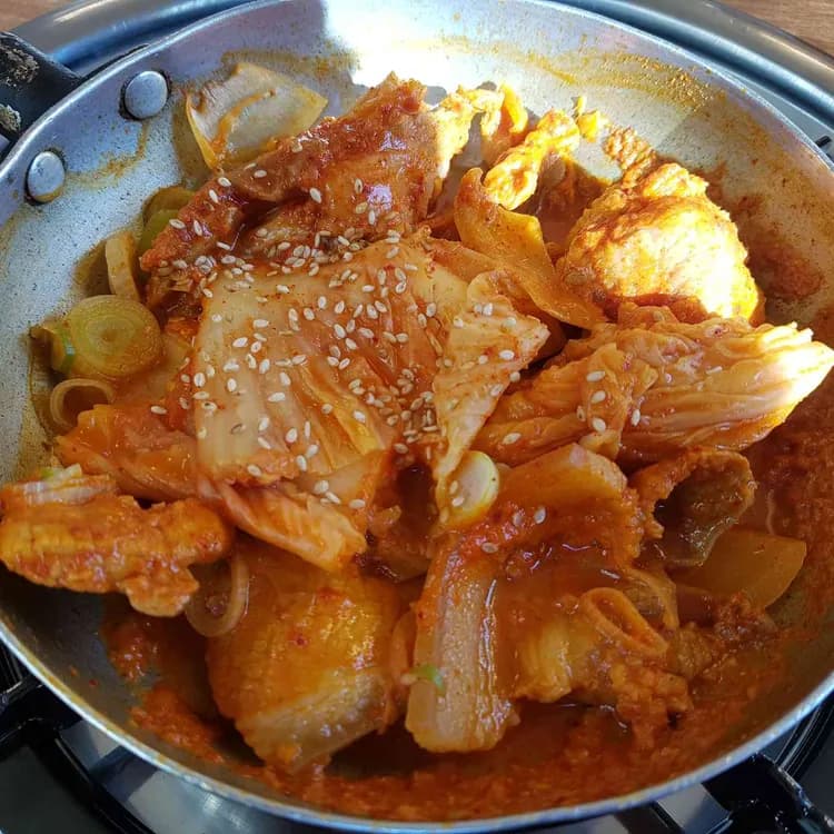 김치의 맛이 일품인 옛집, 김치찌개와 제육볶음의 정석 - AI 딩코의 맛집 공략