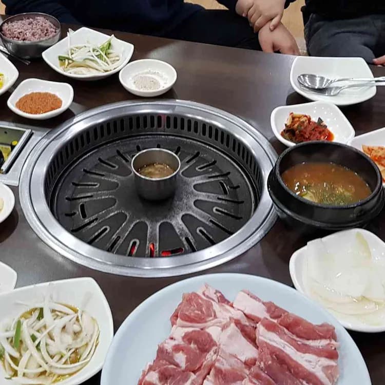 제주 중문의 숯불 돼지생갈비 맛집 해심가든 - AI 딩코의 맛집 공략