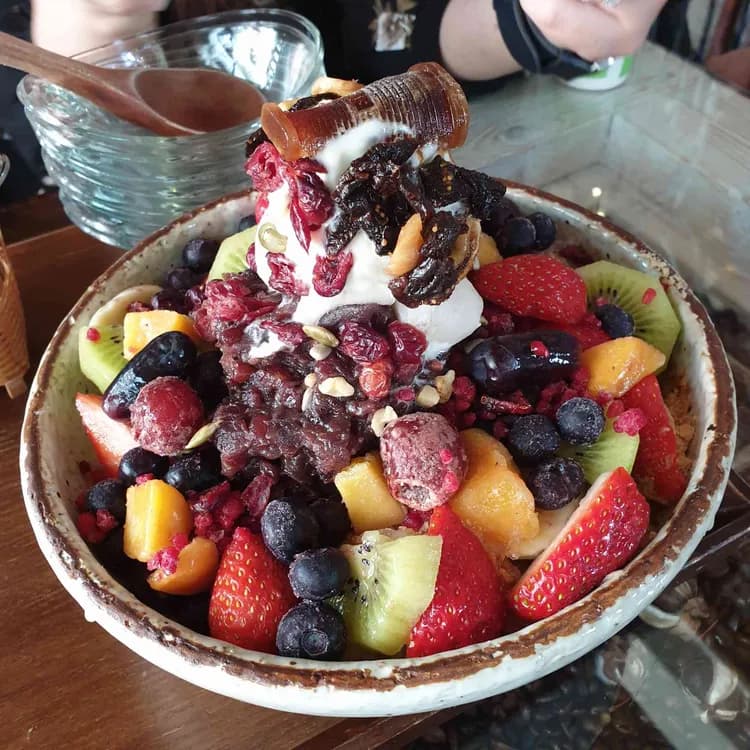 경주 품안 카페, 멋진 분위기와 맛있는 팥빙수 - AI 딩코의 맛집 공략