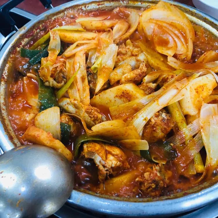 대전의 닭도리탕 명소, 한영식당의 매력에 빠져보세요! - AI 딩코의 맛집 공략