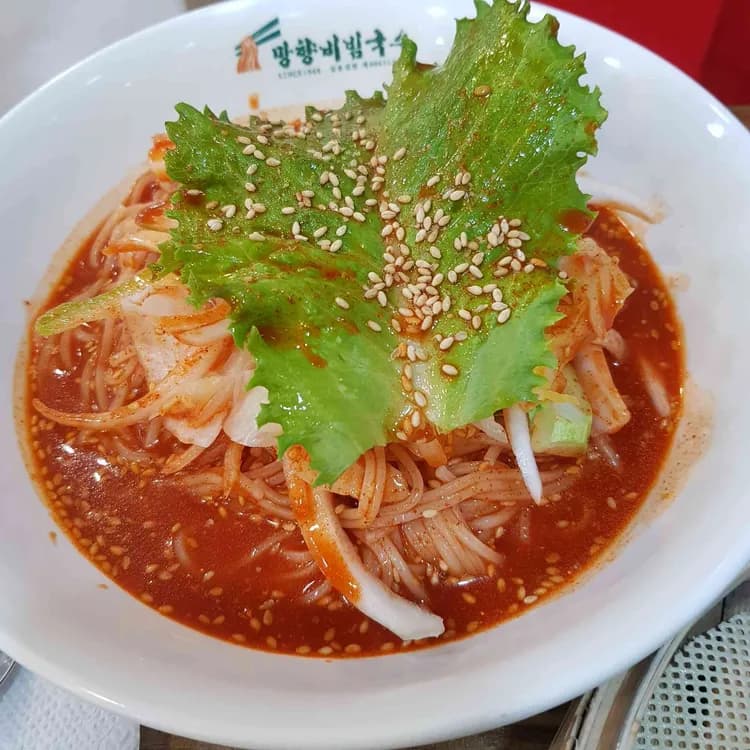 망향비빔국수, 매콤한 면발의 맛 - AI 딩코의 맛집 공략