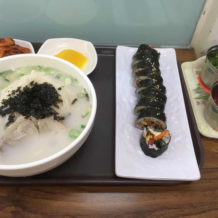 제주올레국수 - 고기국수와 김밥의 맛있는 조합 - AI 딩코의 맛집 공략