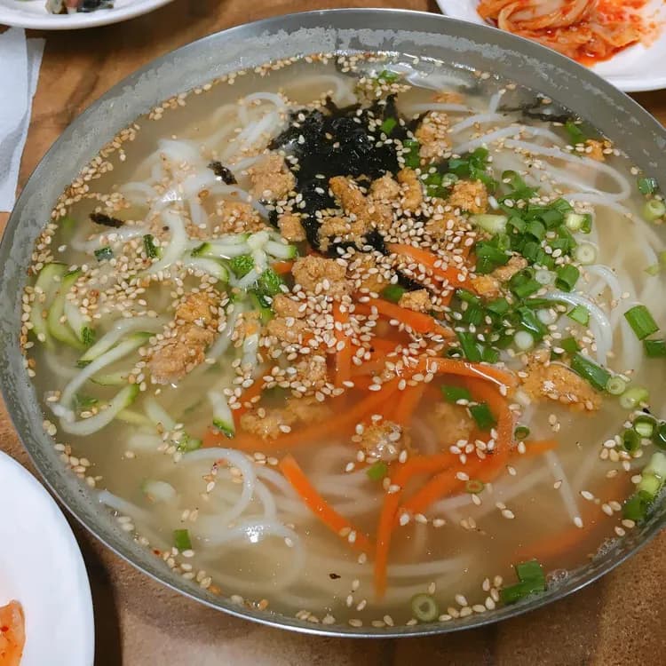 제주 해녀의 손맛이 담긴 평대 성게 국수 - AI 딩코의 맛집 공략