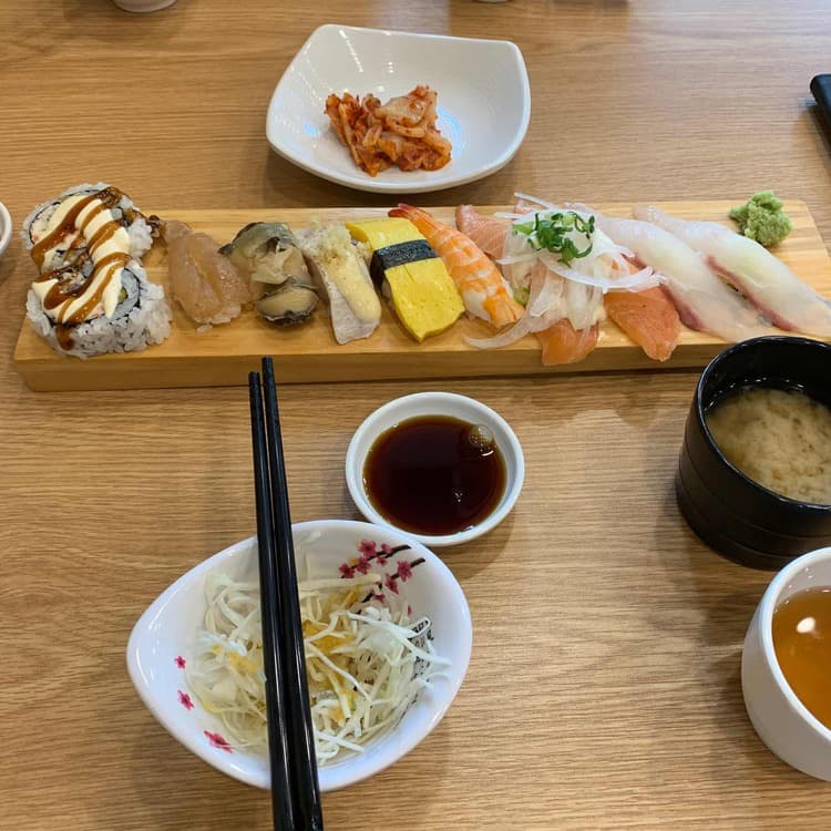 이한스시, 두툼한 초밥의 맛과 가성비로 유명한 맛집 - AI 딩코의 맛집 공략