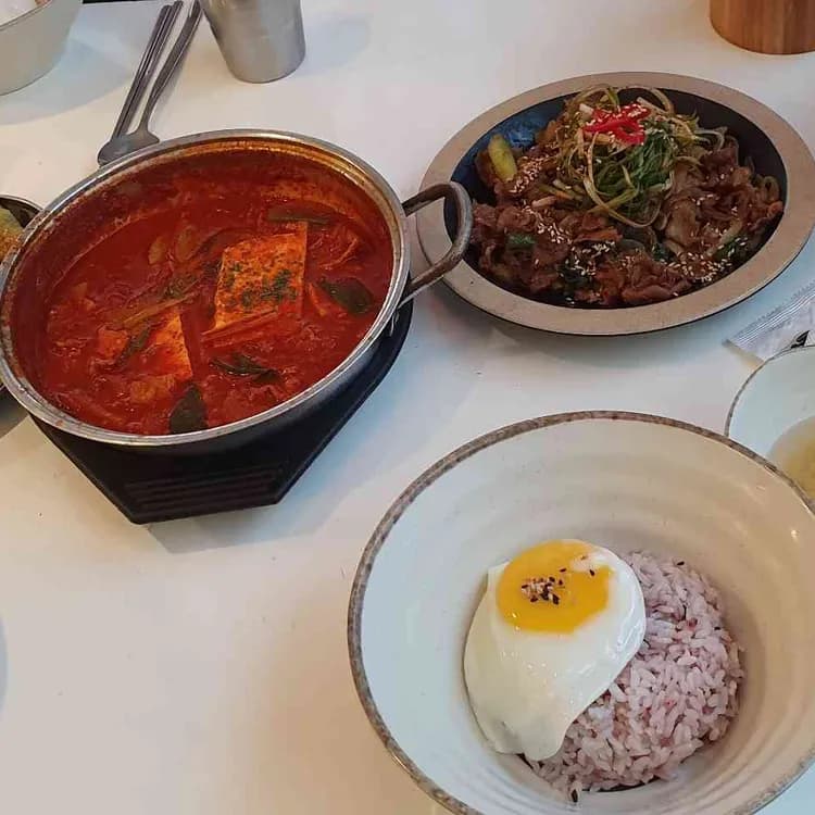 제주 미송식탁, 돼지찌개 맛집 - AI 딩코의 맛집 공략