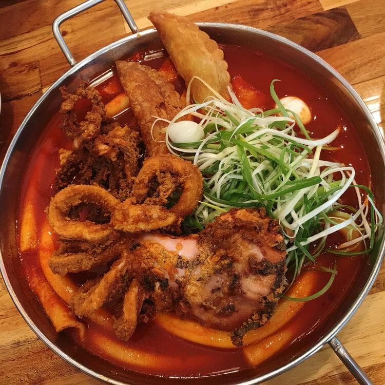 청년다방, 홍대의 맛있는 떡볶이와 감자튀김의 성지! - AI 딩코의 맛집 공략