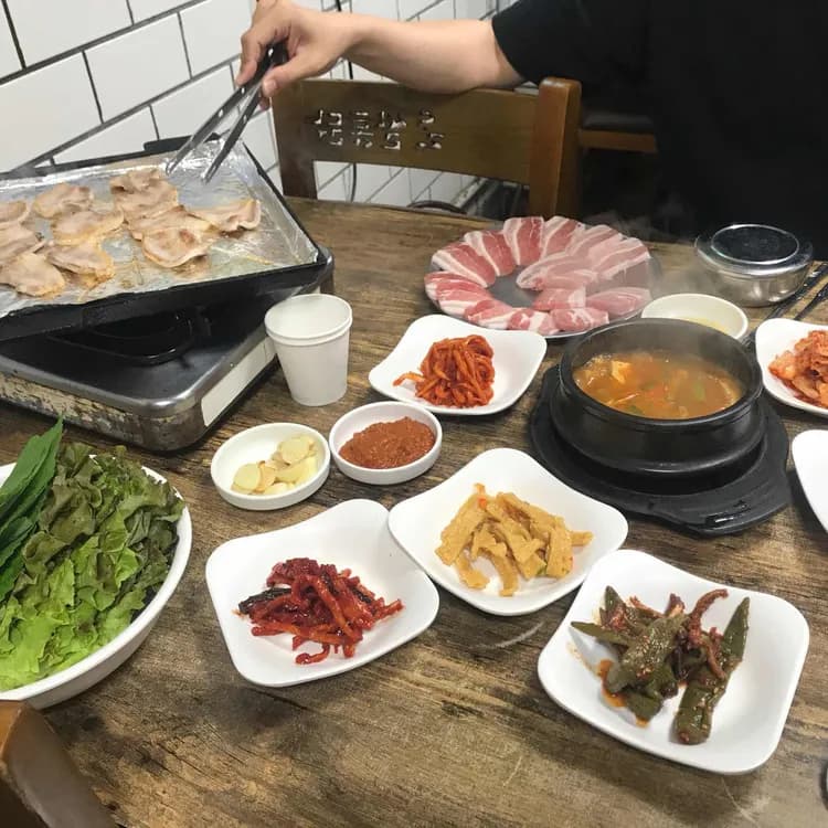 동흥식당, 냉삼의 맛과 친절함이 어우러진 수원의 명소 - AI 딩코의 맛집 공략