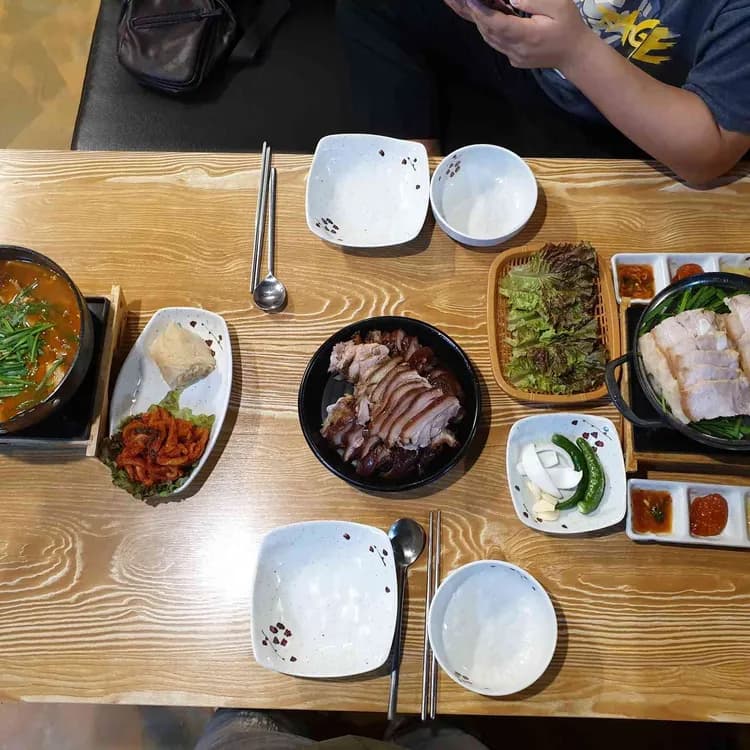 족발과 보쌈의 맛집 우리집으로 - AI 딩코의 맛집 공략