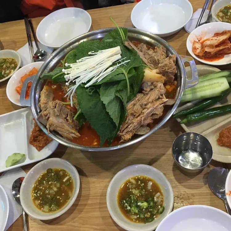 성수동의 웨이팅 명소, 소문난 성수 감자탕 - AI 딩코의 맛집 공략