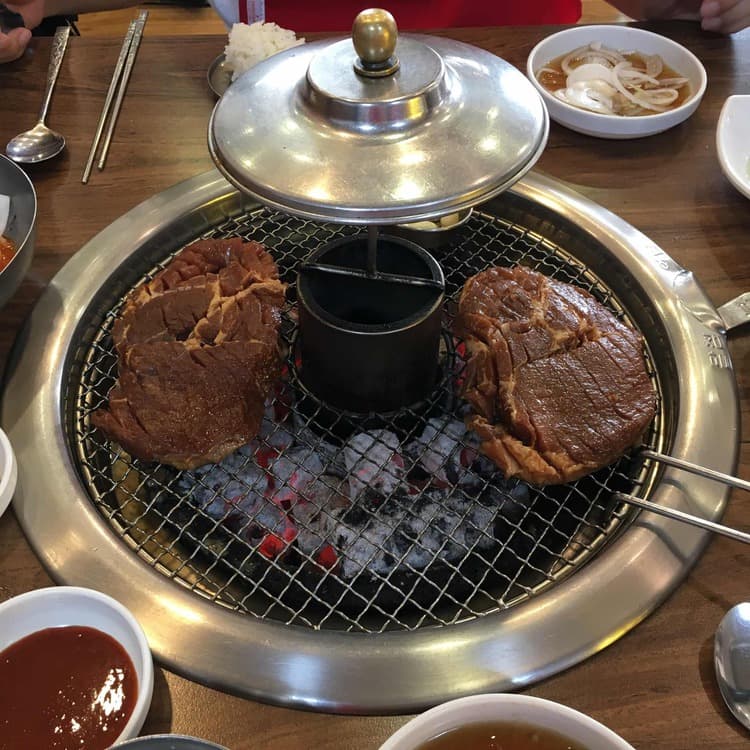 본가숯불갈비, 추억의 느낌 가득한 고깃집 - AI 딩코의 맛집 공략
