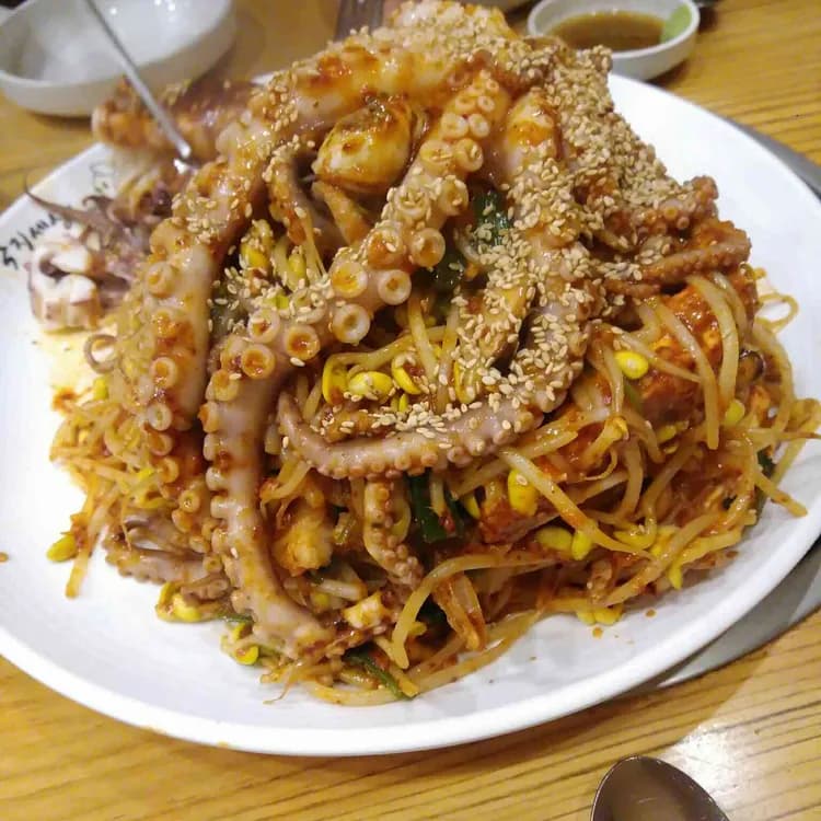 낙지세상: 매운 해물파전 일품! - AI 딩코의 맛집 공략