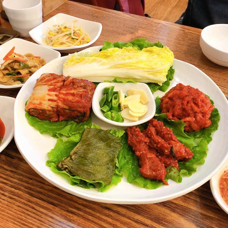 돈통마늘보쌈, 마늘의 향연이 펼쳐지는 보쌈 맛집! - AI 딩코의 맛집 공략