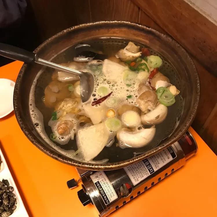 명불허전 원조골뱅이 - 푸짐한 맛, 불편한 주차 - AI 딩코의 맛집 공략