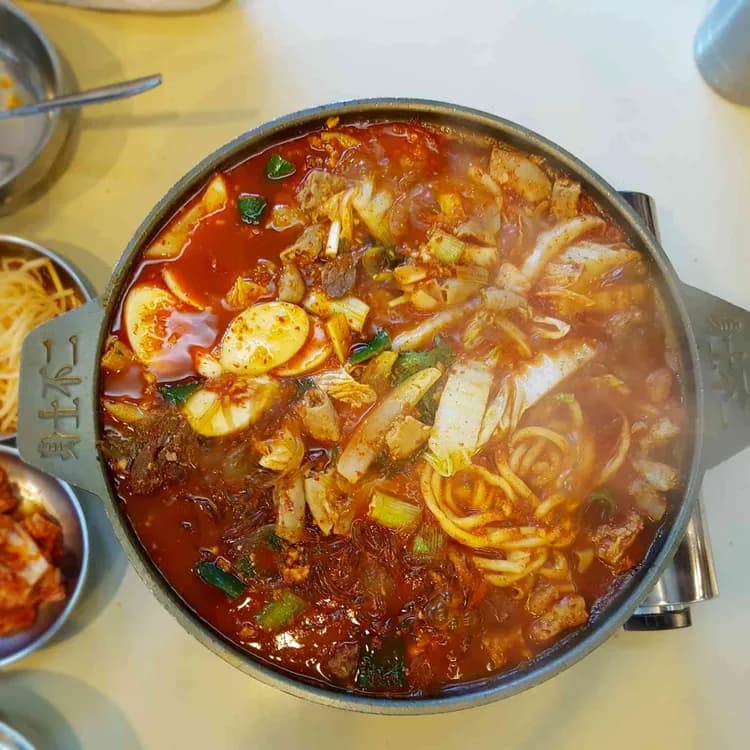 두레국수, 압구정의 숨겨진 맛집을 찾아서 - AI 딩코의 맛집 공략