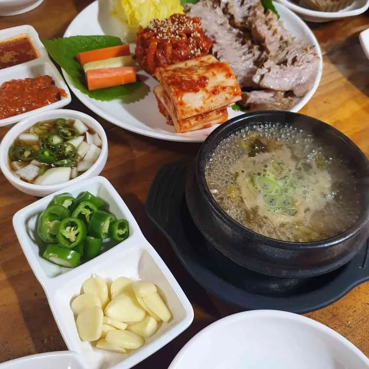 토방골: 보쌈 전문 맛집 - AI 딩코의 맛집 공략