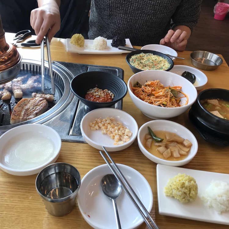 고기밥상, 사장님의 친절함에 숙성육의 맛까지 더한 맛집! - AI 딩코의 맛집 공략