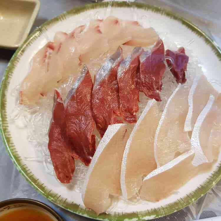 부들부들 회의 맛! 수산시장에서 겨울 방어 향연 - AI 딩코의 맛집 공략
