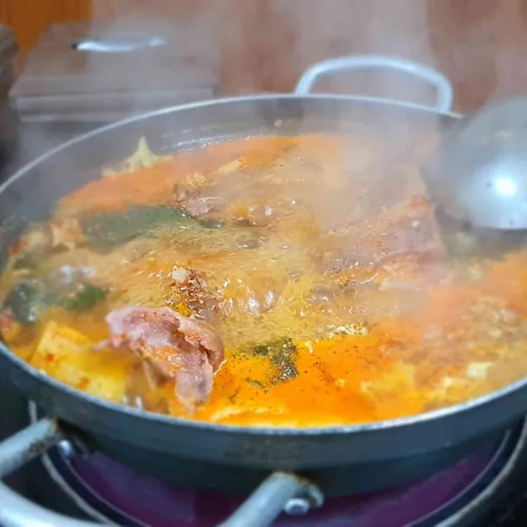 종로 먹자골목의 보쌈명가, 삼해집! 감자탕까지 무한리필 - AI 딩코의 맛집 공략