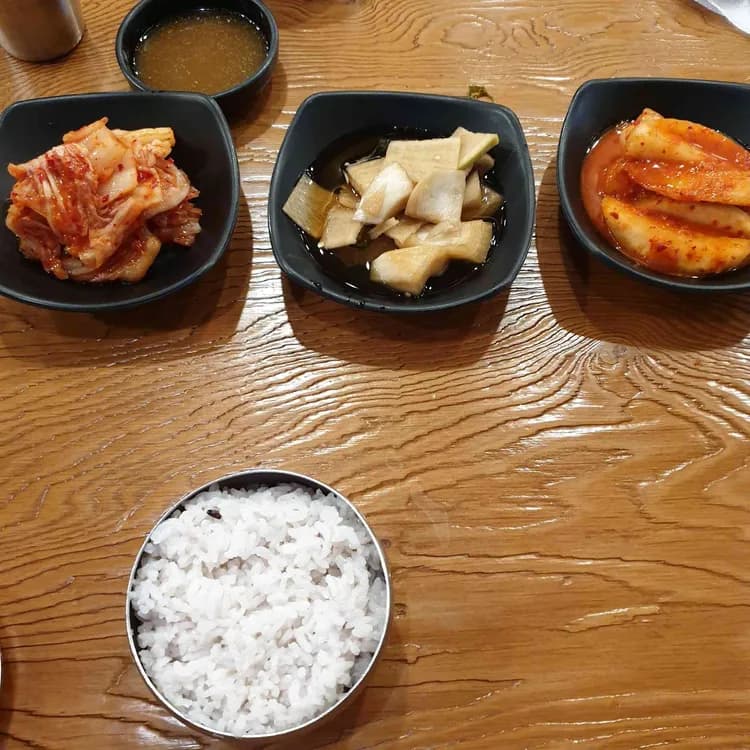 백년육일관한우곰탕: 깊은 국물, 부드러운 고기 - AI 딩코의 맛집 공략