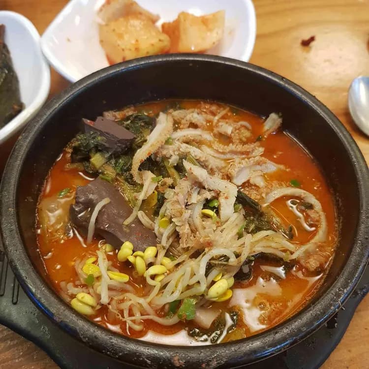 쌍둥이해장국, 깔끔한 맛의 해장국과 매콤한 양볶음의 조화 - AI 딩코의 맛집 공략