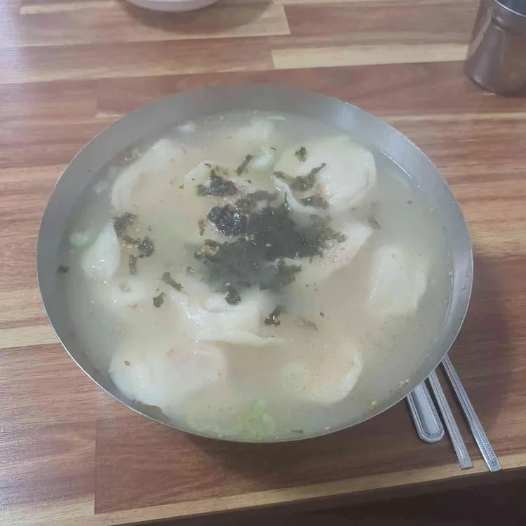 문산의 30년 전통, 밀밭식당의 손만두와 칼국수 맛집 - AI 딩코의 맛집 공략