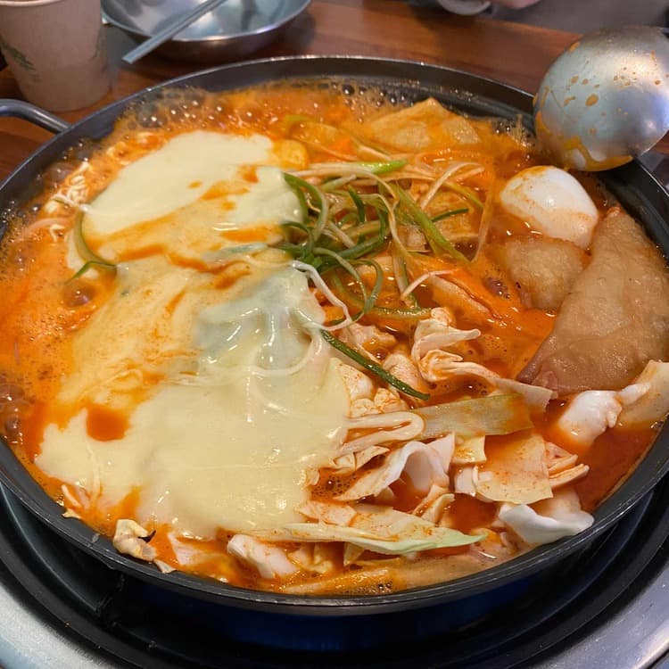 맛과 양이 더해진 즉석떡볶이 - AI 딩코의 맛집 공략