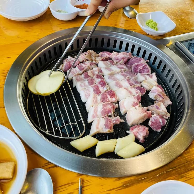 두껍삼, 고기 구워주는 고깃집 - AI 딩코의 맛집 공략