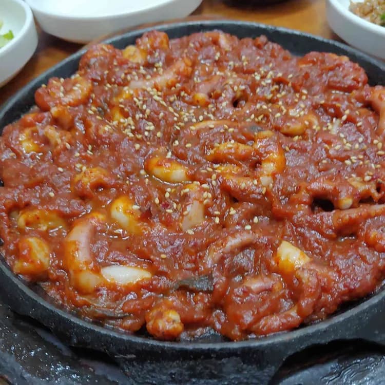 매운 낙지볶음의 향연, 골목안채에서 즐기세요! - AI 딩코의 맛집 공략