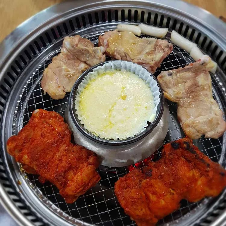 칠오닭갈비, 숯불의 맛과 치즈퐁듀의 환상 조화 - AI 딩코의 맛집 공략