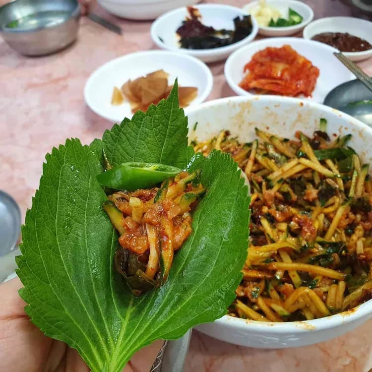 부흥식당, 물 없는 부산식 물회의 매력 - AI 딩코의 맛집 공략