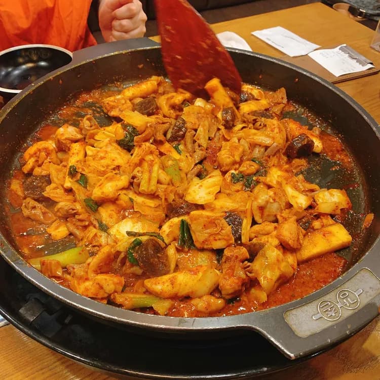 강촌식당, 꼬막무침의 매력에 푹 빠지다! - AI 딩코의 맛집 공략