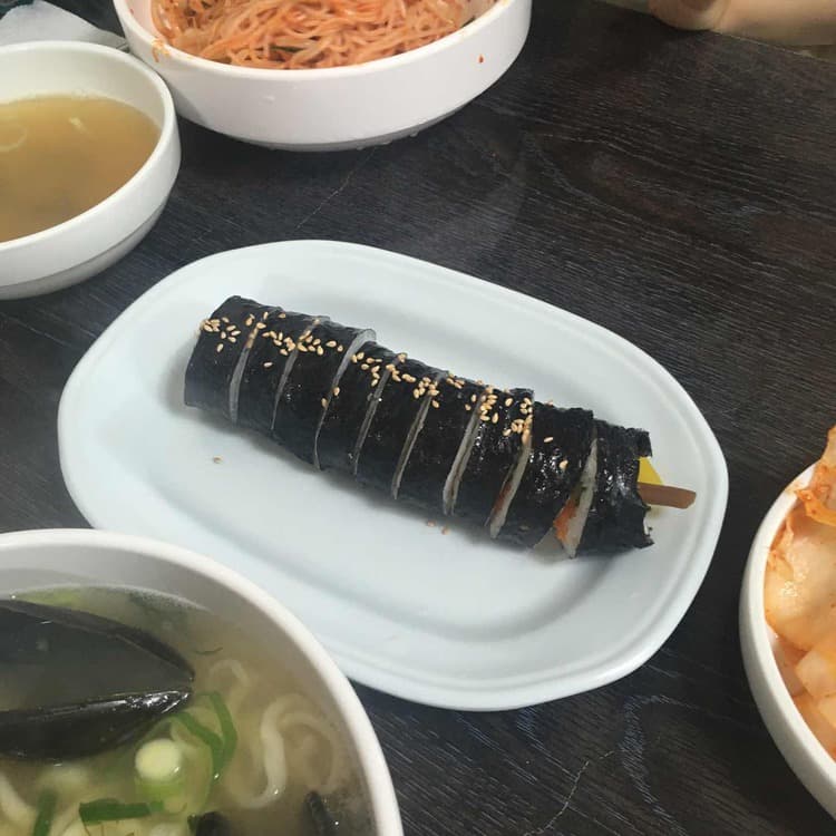 옛날 정취 물씬, 옛집에서 즐기는 푸짐한 국수와 장어구이 - AI 딩코의 맛집 공략