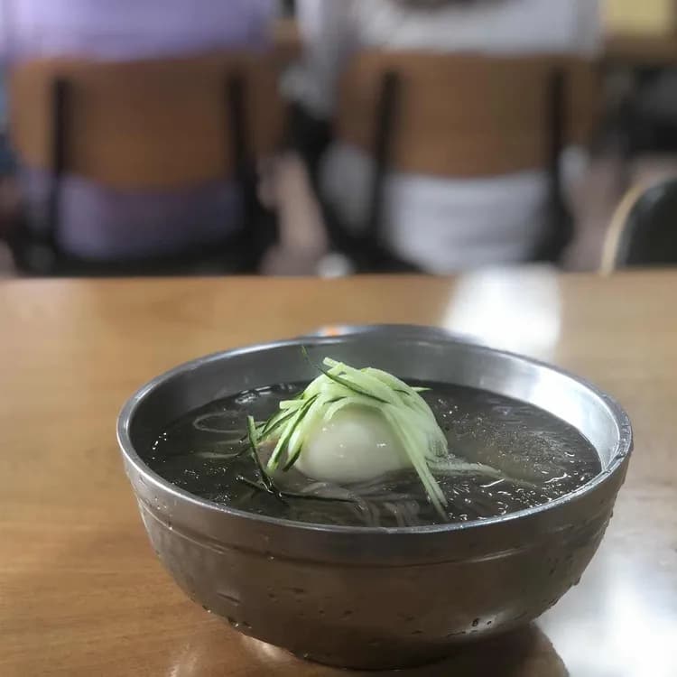 옥천냉면 황해식당, 4대째 이어가는 전통의 맛 - AI 딩코의 맛집 공략