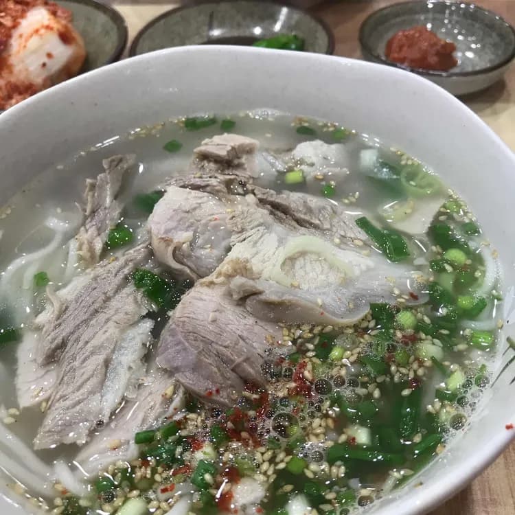 제주 올래국수, 고기국수의 진수를 맛보다! - AI 딩코의 맛집 공략