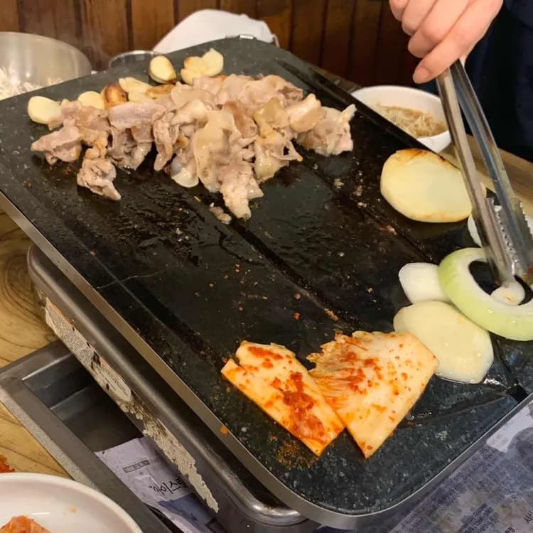 돌판의 신비로운 맛, 강남 자연석돌구이 - AI 딩코의 맛집 공략