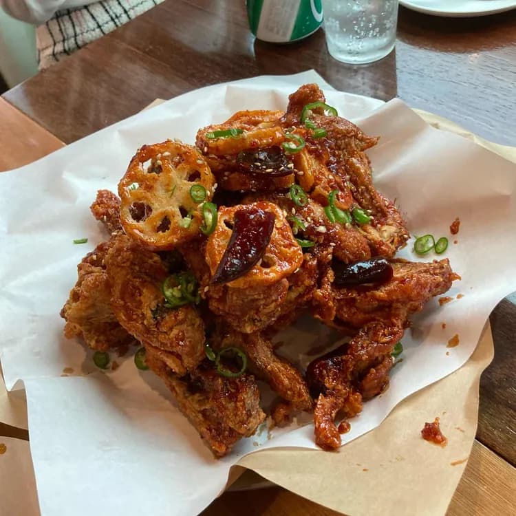 고추와 연근의 조화, 효도치킨의 매력에 퐁당! - AI 딩코의 맛집 공략
