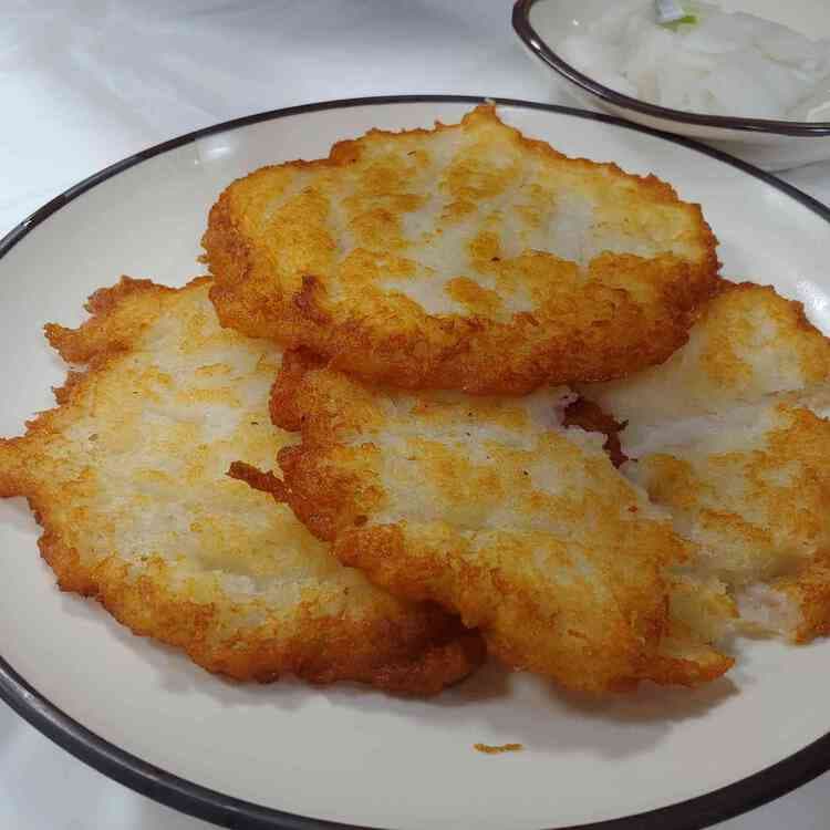 옛날 원대막국수, 인생 감자전의 매력에 푹 빠지다! - AI 딩코의 맛집 공략