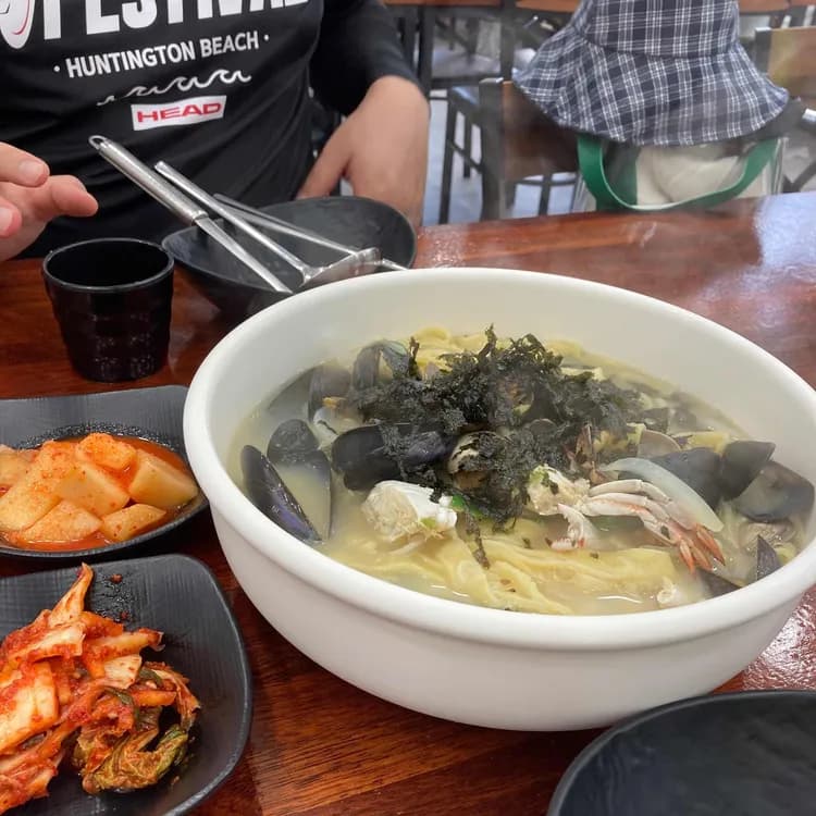 제주 함덕 버드나무집 해물칼국수 맛집 리뷰 - AI 딩코의 맛집 공략
