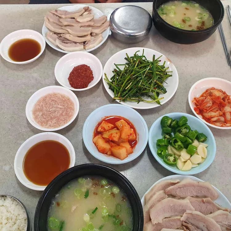 부산 용호동의 저렴한 돼지국밥 맛집, 개미식당 - AI 딩코의 맛집 공략