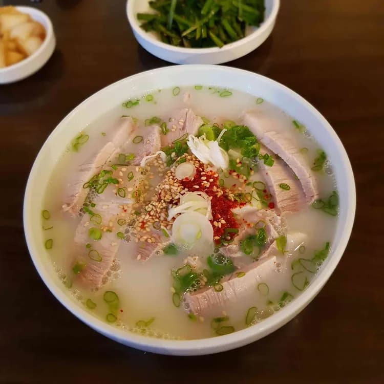 제주상회, 제주도 맛 그대로 느낄 수 있는 고기국수의 향연! - AI 딩코의 맛집 공략