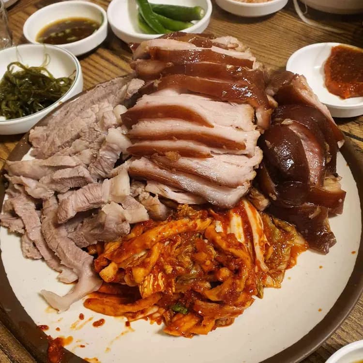 경주의 숨겨진 보석, 가마솥족발 - AI 딩코의 맛집 공략