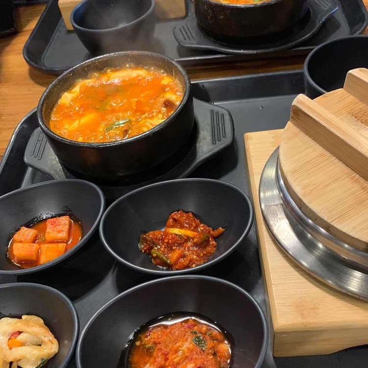 솥밥정식의 매력이 가득한 홍두깨칼국수 - AI 딩코의 맛집 공략