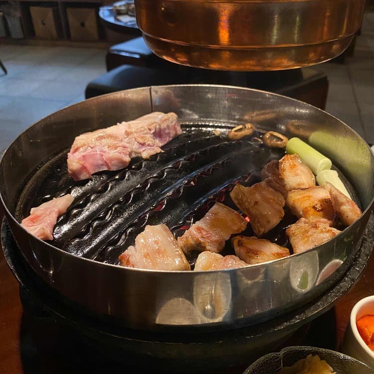 고기주방, 고급스러운 분위기와 맛있는 고기 - AI 딩코의 맛집 공략
