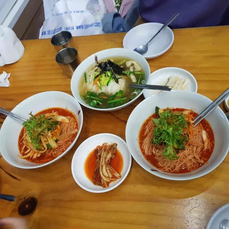 인덕원비빔국수, 맛있는 비결은 새콤달콤 소스와 두 번 제공되는 육수! - AI 딩코의 맛집 공략