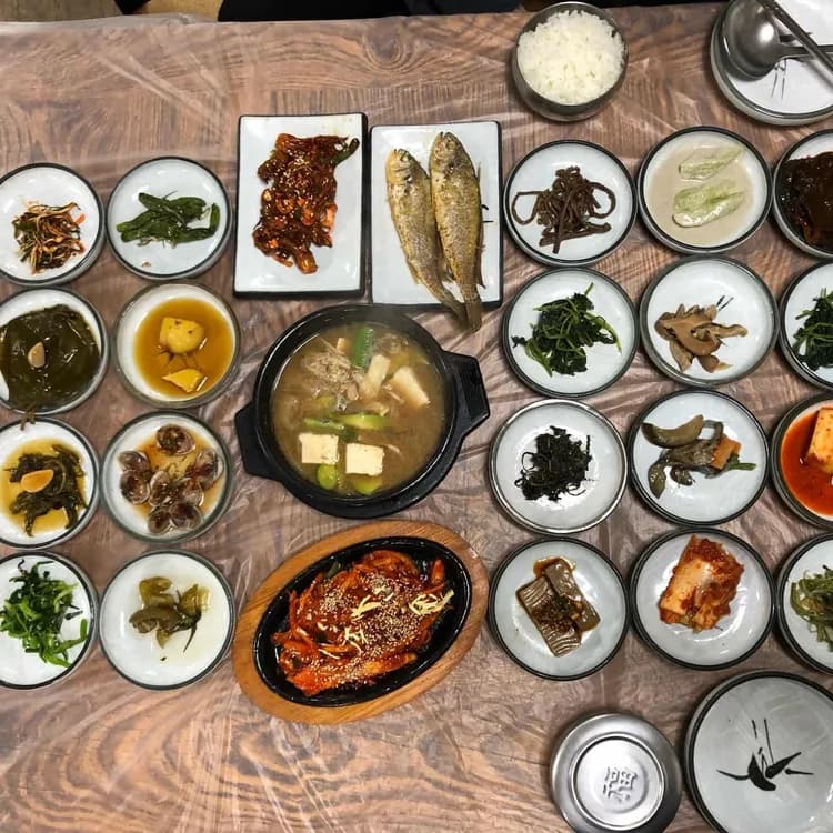 풍부한 반찬과 아늑한 분위기, 지리산식당 - AI 딩코의 맛집 공략